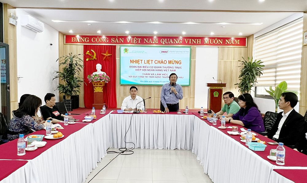 Đoàn công tác của Hiệp hội Ngân hàng Việt Nam do ông Nguyễn Quốc Hùng, Tổng Thư ký Hiệp hội Ngân hàng dẫn đầu đã có buổi làm việc với Quỹ Tín dụng Nhân dân (QTDND) thị trấn Nông trường Mộc Châu.